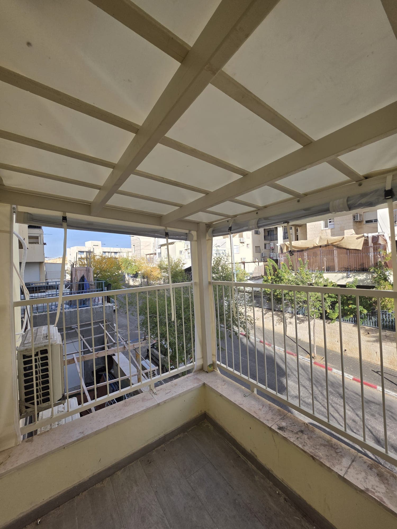 מרפסת מוגנת עם פרגולה ותקרת פוליקרבונט